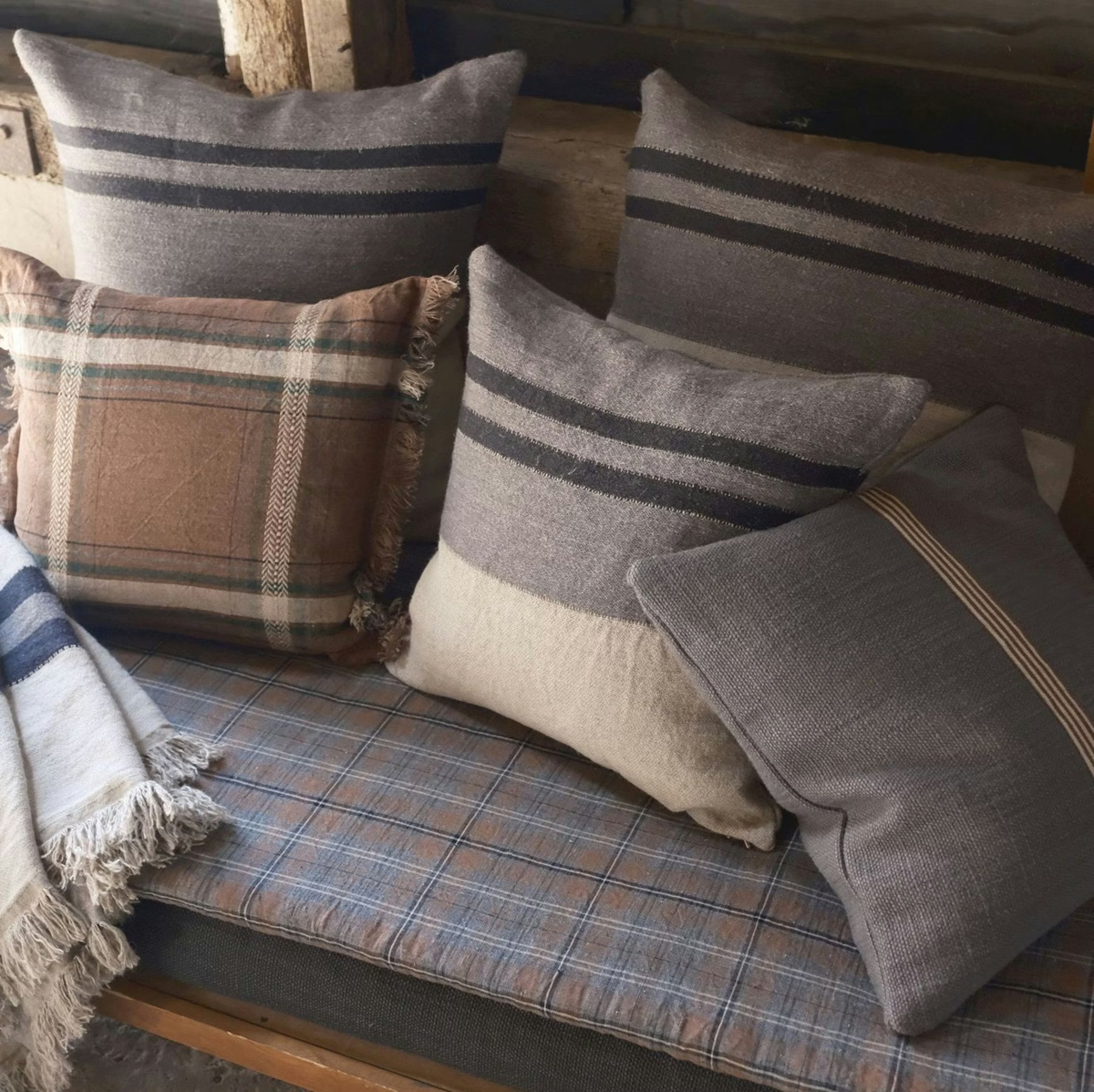 Funda de cojín Black Stripe de lana y lino belga 50 x 50 cm