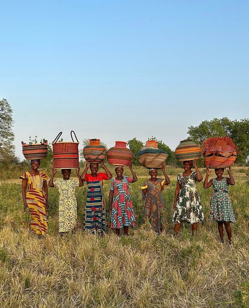 Cesta africana Laundry con tapa black stripe de fibra natural