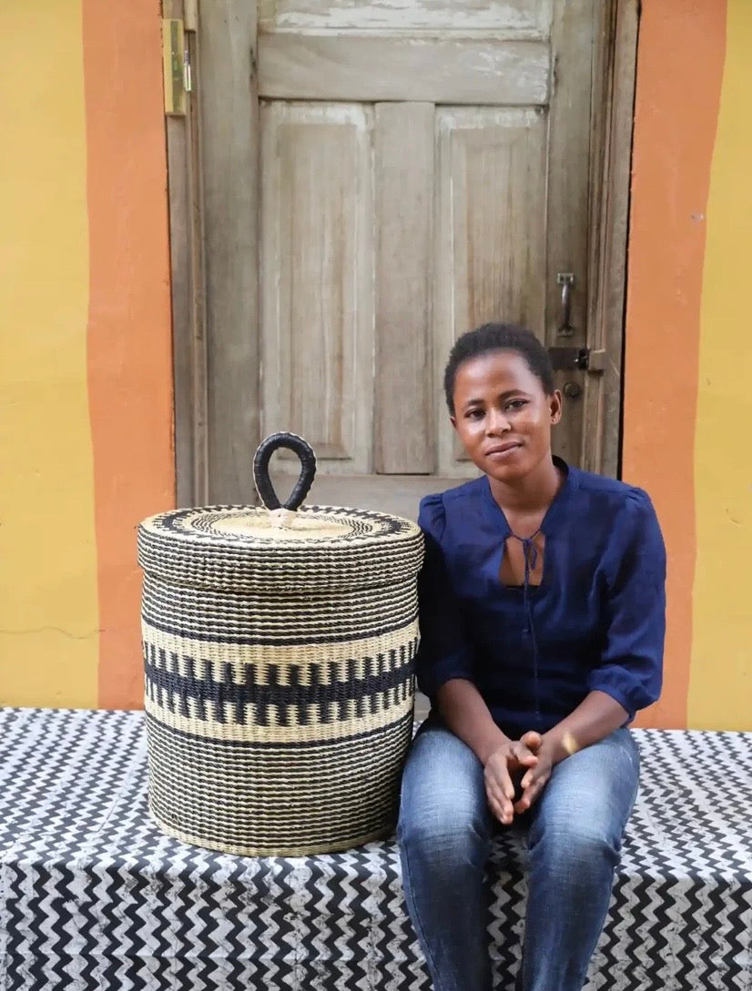Cesta africana Laundry con tapa black stripe de fibra natural