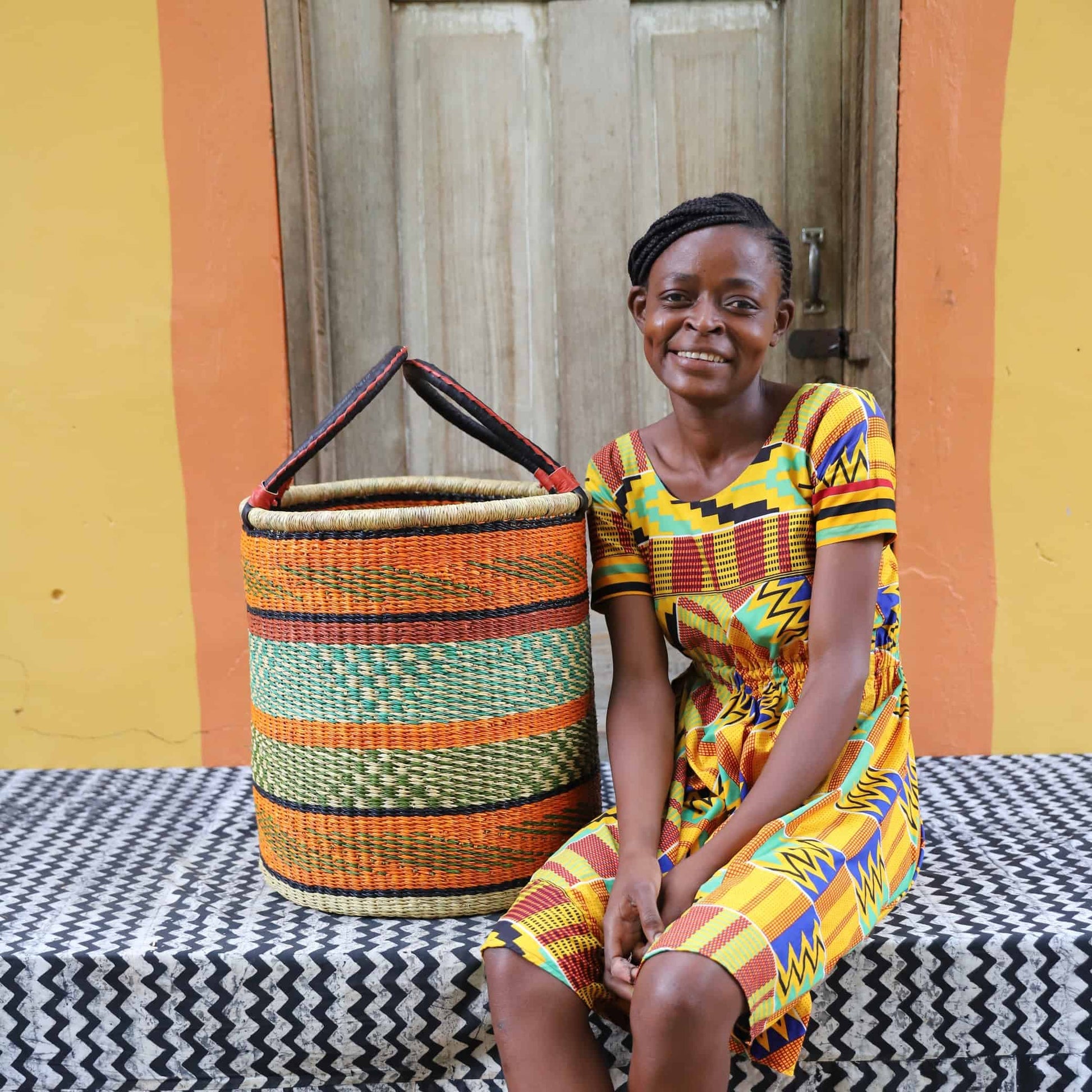 Cesta africana Laundry con asas color naranja y turquesa de fibra natural