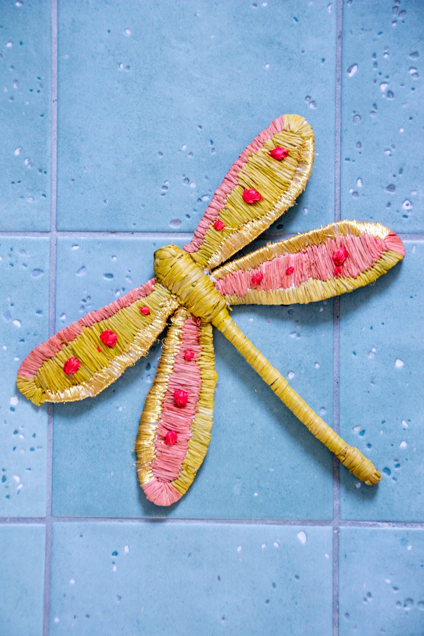 Colgante africano decorativo Libélula de fibra natural