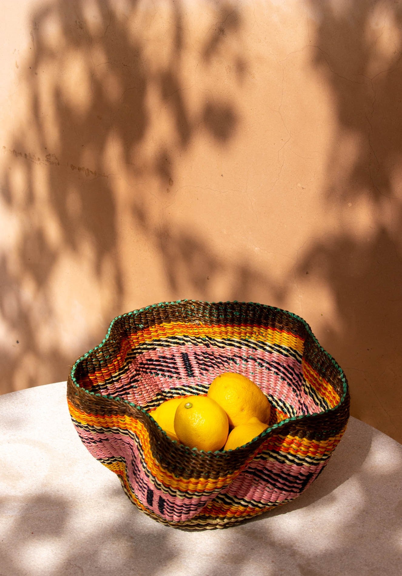 Cesta africana Tiny Pakurigo teja y mostaza de fibra natural - Centro de mesa - ETHNICA DECO