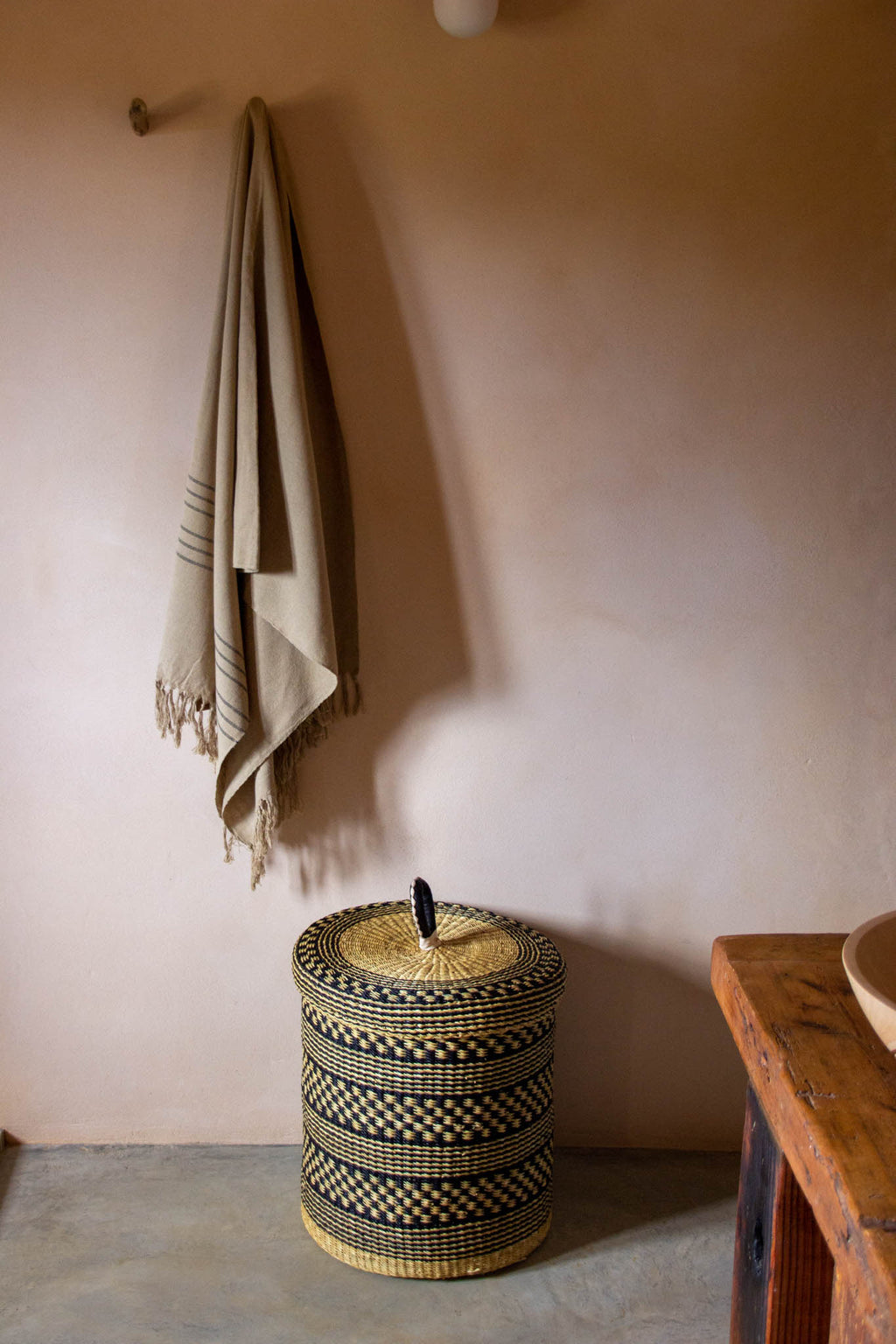 Cesta africana Laundry con asas black stripe de fibra natural - Cesta - ETHNICA DECO