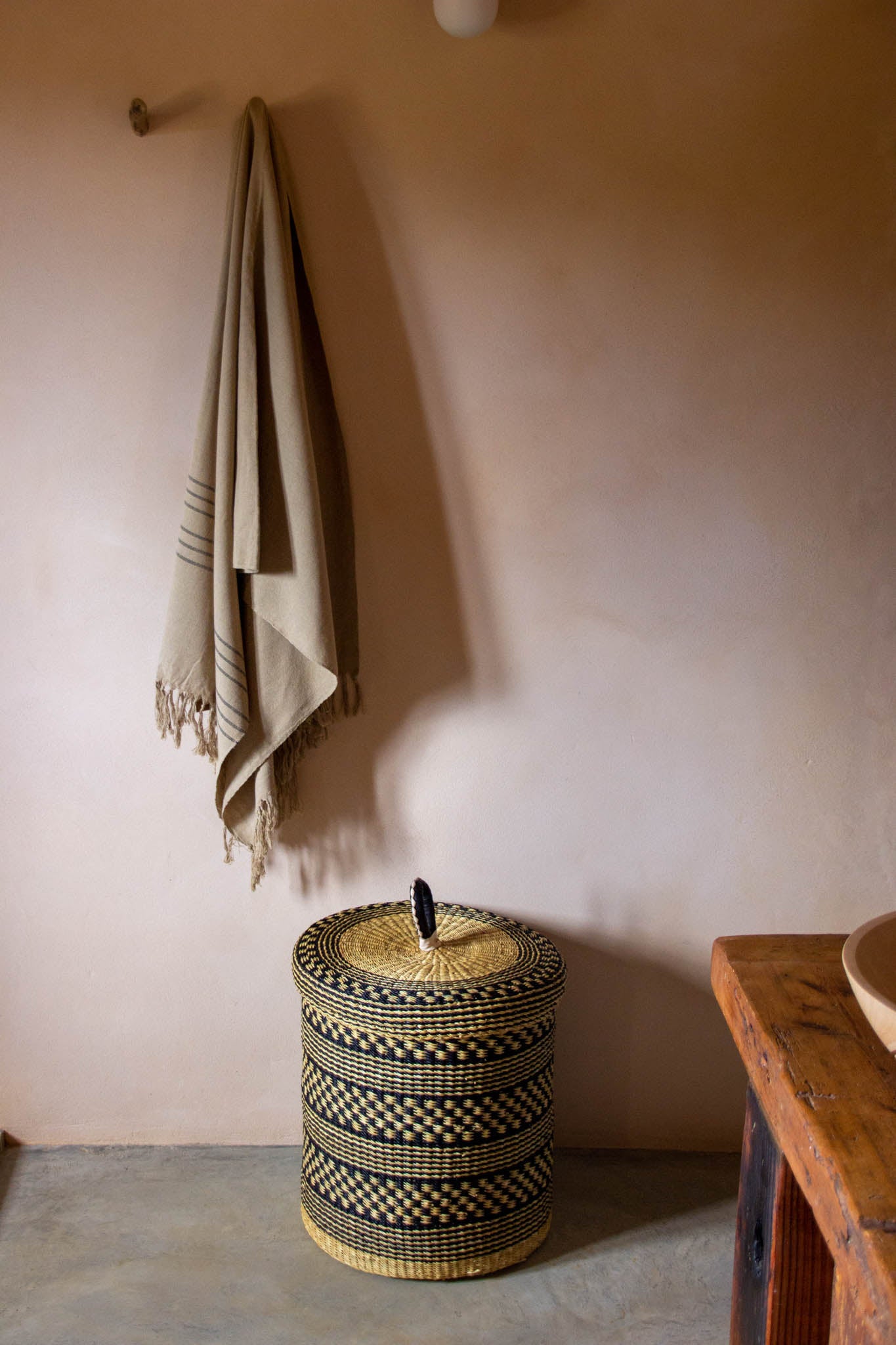 Cesta africana Laundry con tapa black stripe de fibra natural