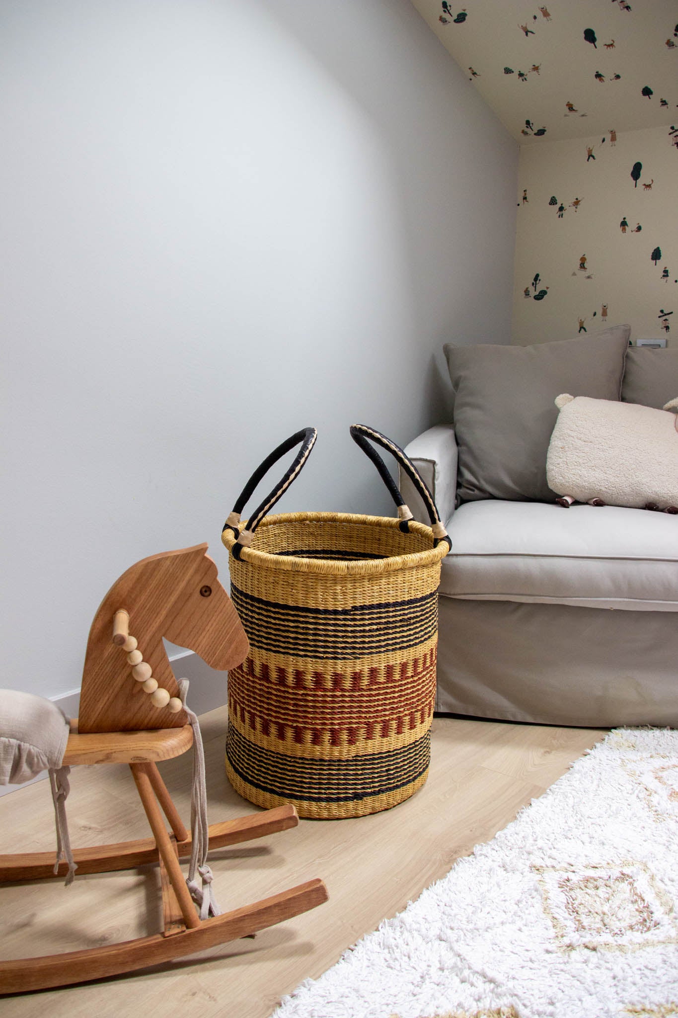 Black and garnet Laundry basket with handles made of natural fiber 
