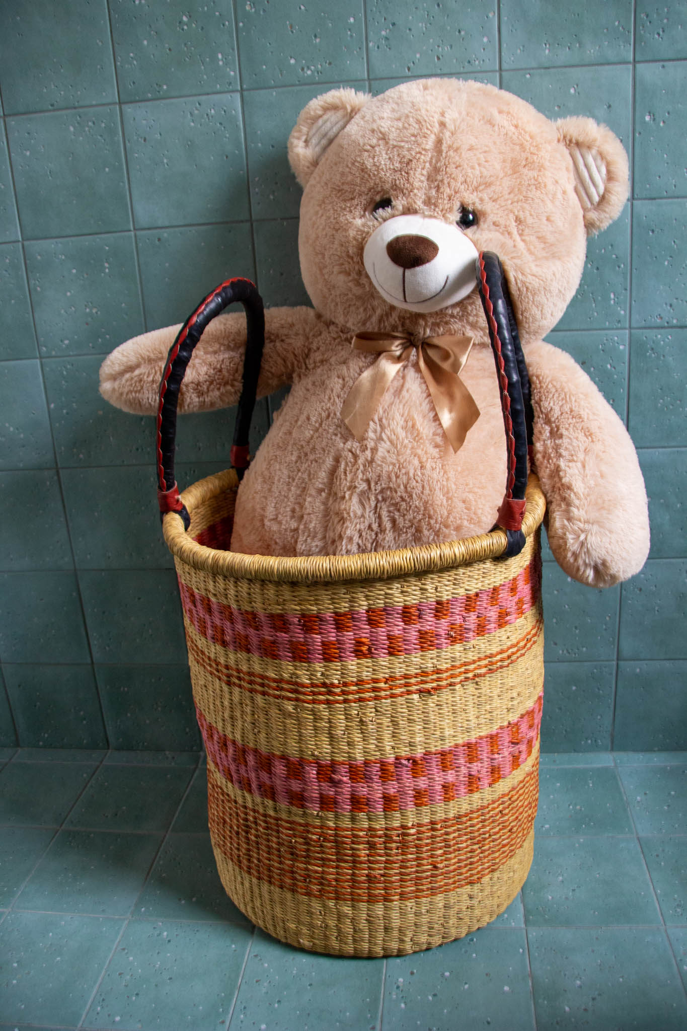 Pink Laundry basket with handles of natural fibre
